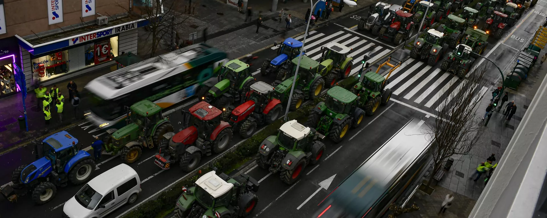 Agricultores com seus tratores participam de um protesto em Pamplona, norte da Espanha, 8 de fevereiro de 2024 Agricultores com seus tratores participam de um protesto em Pamplona, norte da Espanha, 8 de fevereiro de 2024 - Sputnik Brasil, 1920, 24.06.2025