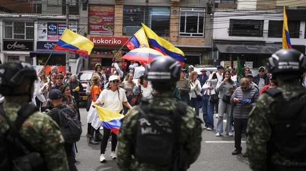 Manifestantes do lado de fora do hospital onde Miguel Uribe está internado, em Bogotá. Colômbia, 8 de junho de 2025 - Sputnik Brasil