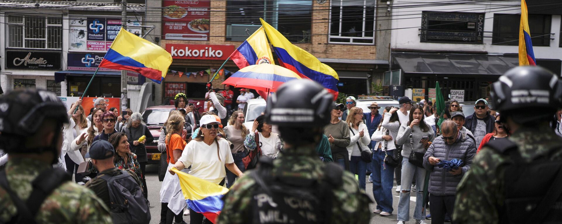 Manifestantes do lado de fora do hospital onde Miguel Uribe está internado, em Bogotá. Colômbia, 8 de junho de 2025 - Sputnik Brasil, 1920, 24.06.2025