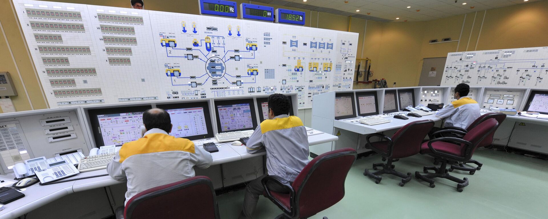 Técnicos iranianos trabalham na usina nuclear de Bushehr, nos arredores da cidade de Bushehr, no sul do Irã - Sputnik Brasil, 1920, 24.06.2025