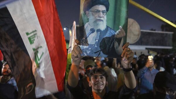 Retrato do líder supremo do Irã, aiatolá Ali Khamenei, durante um protesto contra ataques israelenses em várias cidades. Irã, 14 de junho de 2025 - Sputnik Brasil