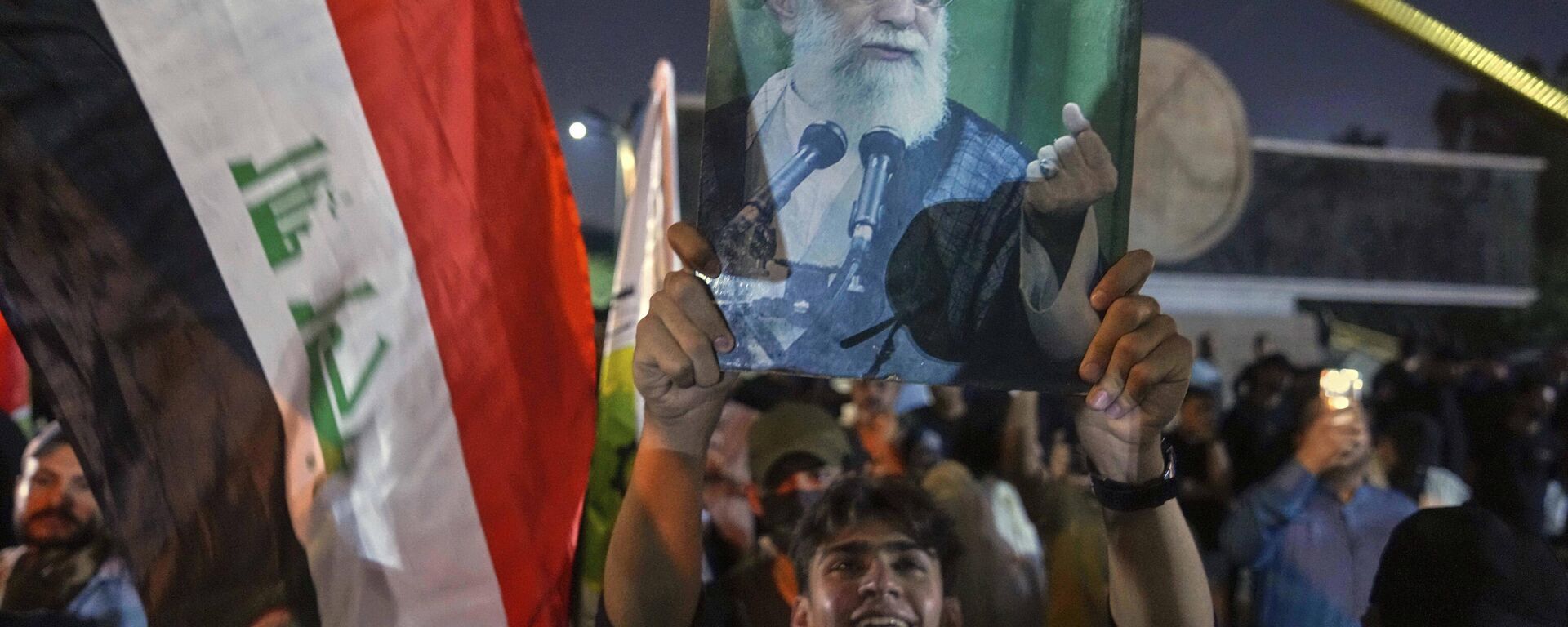 Retrato do líder supremo do Irã, aiatolá Ali Khamenei, durante um protesto contra ataques israelenses em várias cidades do Irã, em 14 de junho de 2025 - Sputnik Brasil, 1920, 06.03.2026