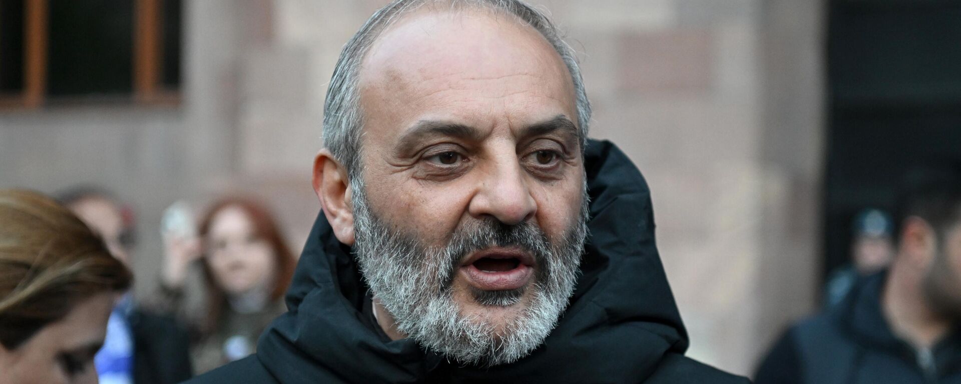 O arcebispo Bagrat Galstanyan na praça da República, em Yerevan, no Dia da Memória das Vítimas do Genocídio Armênio na Turquia Otomana - Sputnik Brasil, 1920, 25.06.2025