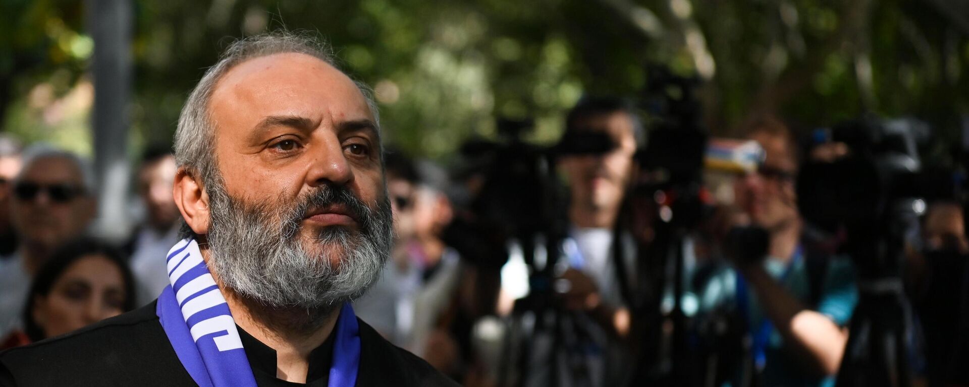 O chefe da Diocese de Tavush da Igreja Apostólica Armênia, Arcebispo Bagrat Galstanyan, em um protesto em frente ao Gabinete do Procurador-Geral em Yerevan, em 9 de outubro de 2024 - Sputnik Brasil, 1920, 08.07.2025