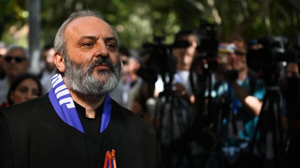 O chefe da Diocese de Tavush da Igreja Apostólica Armênia, Arcebispo Bagrat Galstanyan, em um protesto em frente ao Gabinete do Procurador-Geral em Yerevan, em 9 de outubro de 2024 - Sputnik Brasil