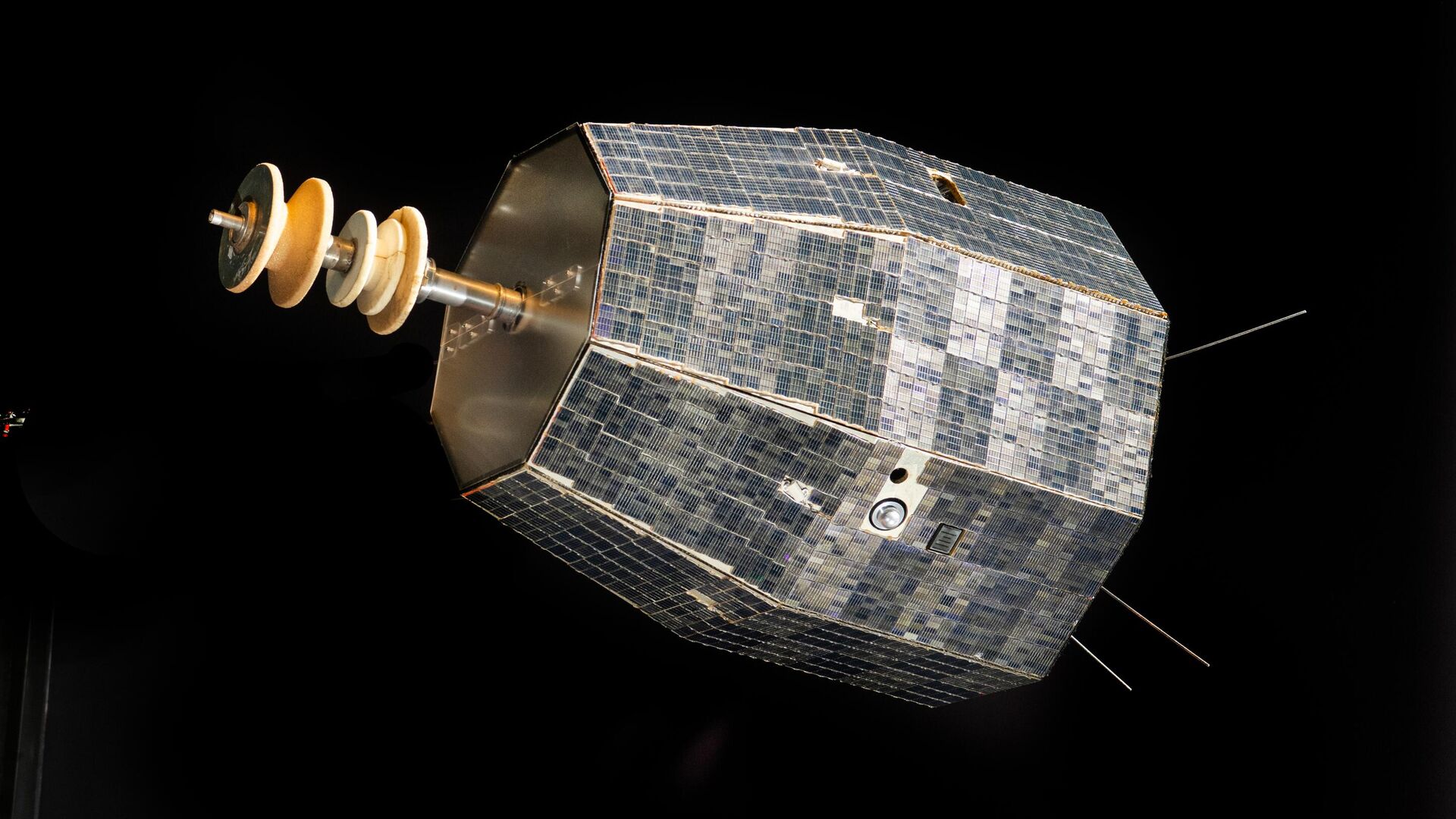 Fotografia de pré-visualização do primeiro satélite de comunicações Relay, da NASA, na galeria One World Connected (um mundo conectado) no Museu do Ar e Espaço Smithsonian em Washington, DC, 27 de setembro de 2022 Fotografia de pré-visualização do primeiro satélite de comunicações Relay, da NASA, na galeria One World Connected (um mundo conectado) no Museu do Ar e Espaço Smithsonian em Washington, DC, 27 de setembro de 2022 - Sputnik Brasil, 1920, 26.06.2025