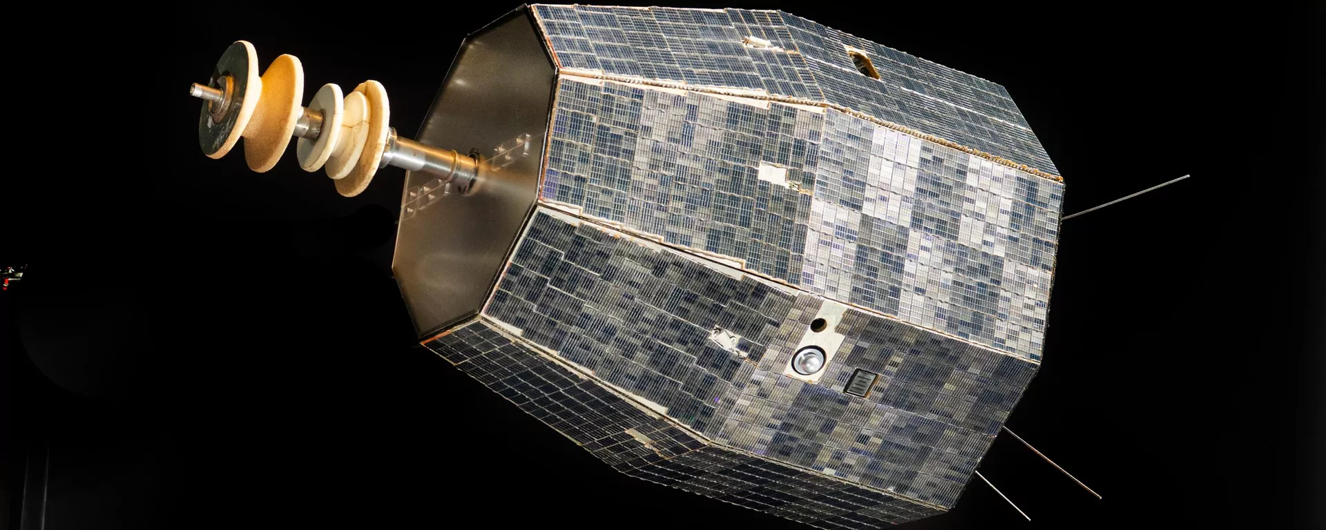 Fotografia de pré-visualização do primeiro satélite de comunicações Relay, da NASA, na galeria One World Connected (um mundo conectado) no Museu do Ar e Espaço Smithsonian em Washington, DC, 27 de setembro de 2022 - Sputnik Brasil, 1920, 26.06.2025