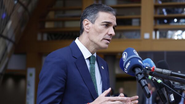 O primeiro-ministro espanhol, Pedro Sánchez, fala com a imprensa ao chegar para uma cúpula da União Europeia (UE) no edifício do Conselho Europeu, em Bruxelas, em 26 de junho de 2025 - Sputnik Brasil