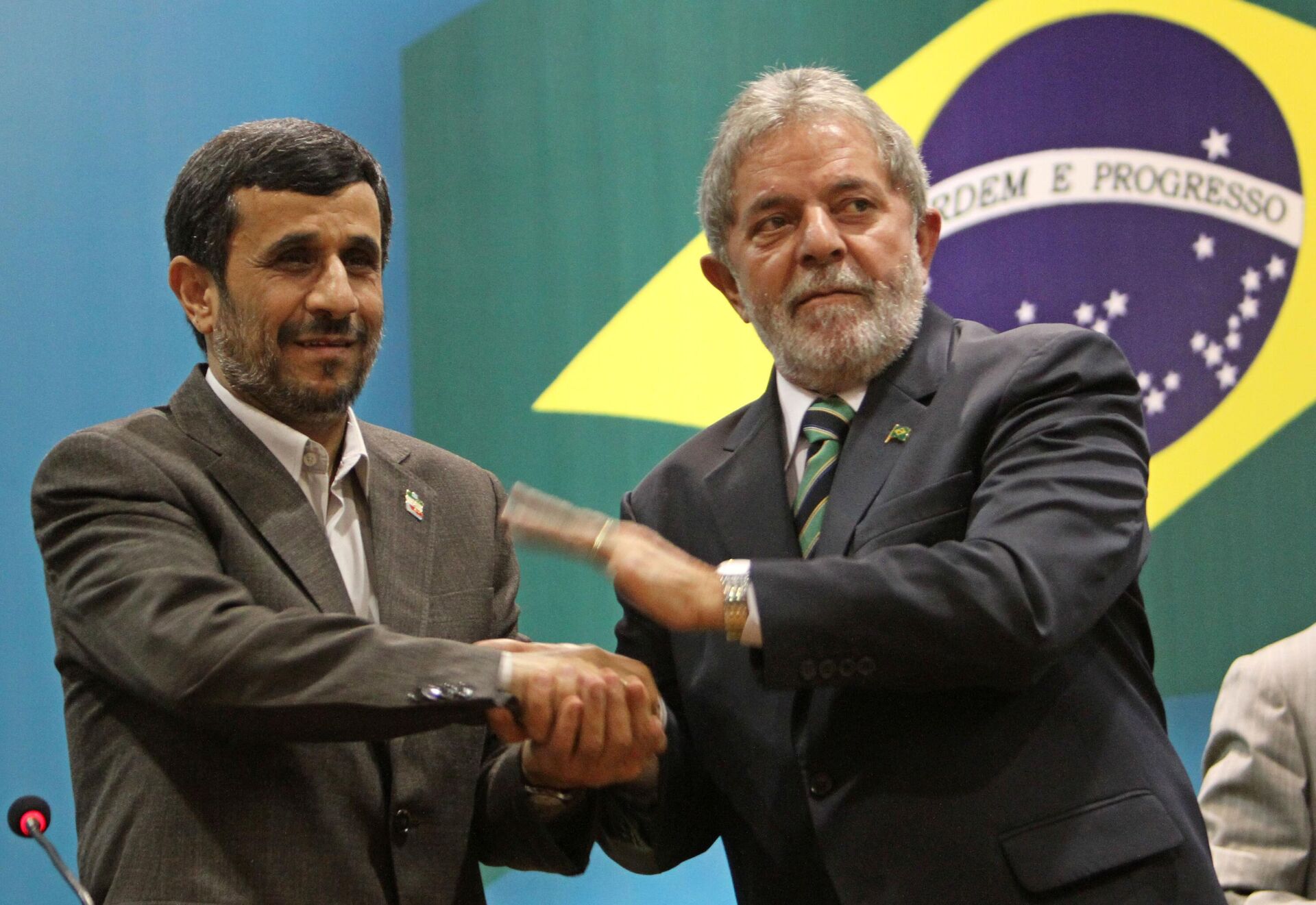 O presidente do Irã, Mahmoud Ahmadinejad, à esquerda, aperta a mão do presidente do Brasil, Luiz Inácio Lula da Silva, em Brasília, 23 de novembro de 2009 (foto de arquivo) O presidente do Irã, Mahmoud Ahmadinejad, à esquerda, aperta a mão do presidente do Brasil, Luiz Inácio Lula da Silva, em Brasília, 23 de novembro de 2009 (foto de arquivo)