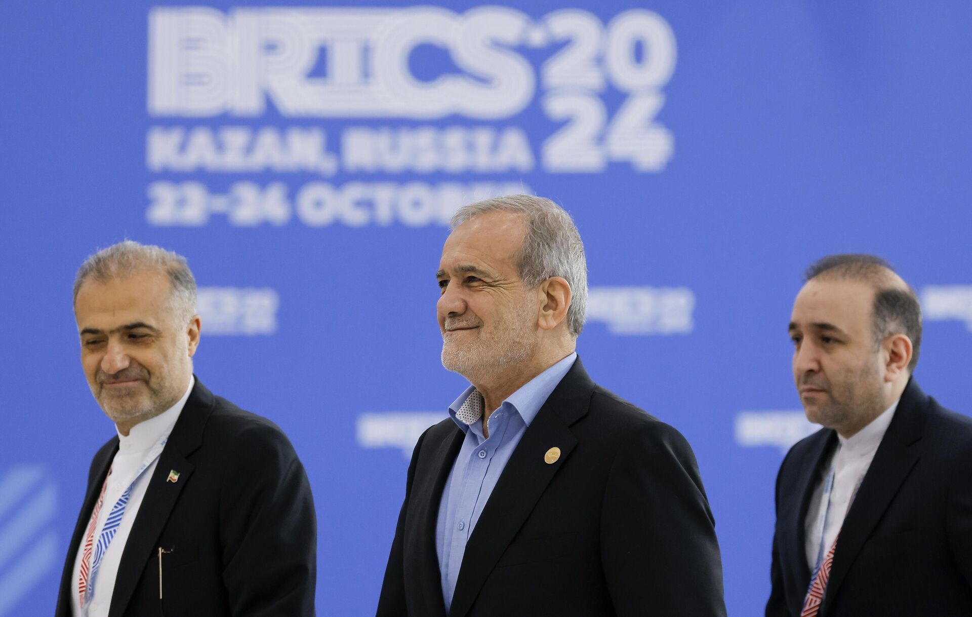 O presidente iraniano Masoud Pezeshkian, ao centro, acompanhado pelo embaixador iraniano na Rússia, Kazem Jalali, à esquerda, chega à Cúpula do BRICS em Kazan, Rússia, 23 de outubro de 2024 O presidente iraniano Masoud Pezeshkian, ao centro, acompanhado pelo embaixador iraniano na Rússia, Kazem Jalali, à esquerda, chega à Cúpula do BRICS em Kazan, Rússia, 23 de outubro de 2024