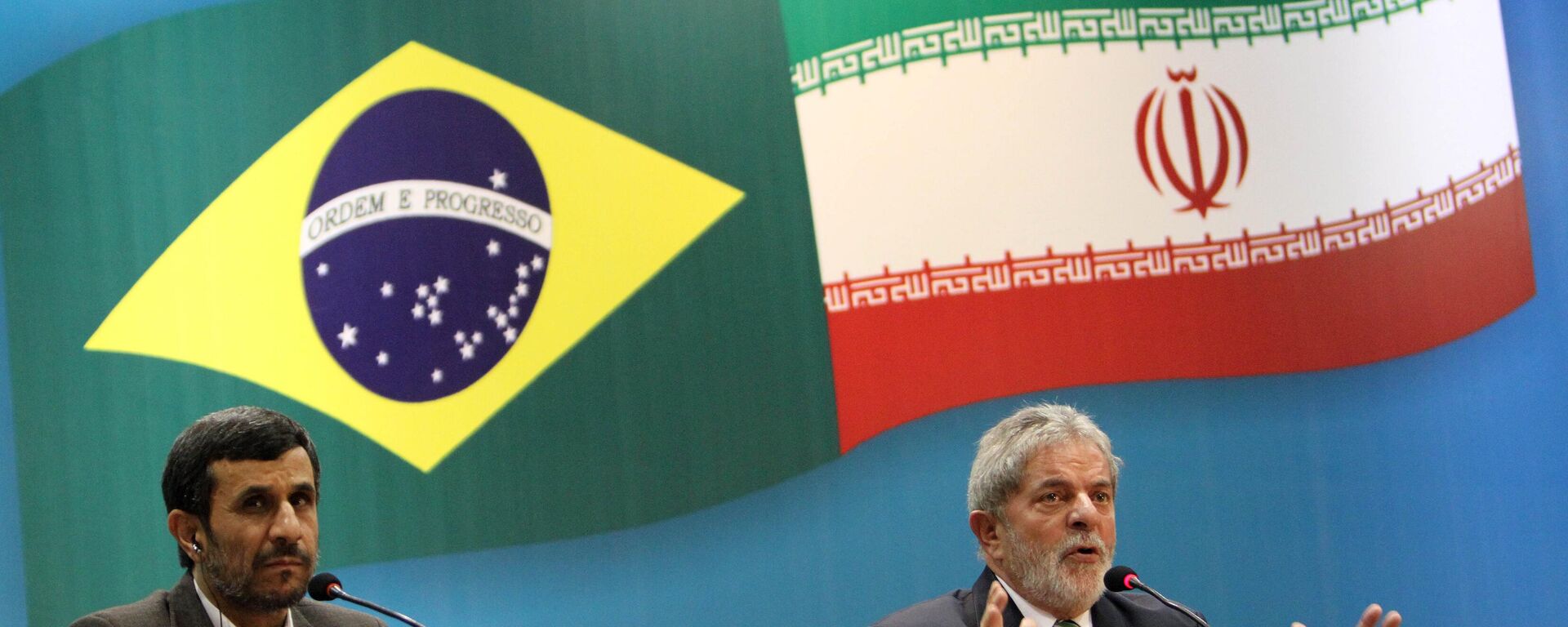O presidente brasileiro Luiz Inácio Lula da Silva, à direita, fala enquanto o presidente iraniano Mahmoud Ahmadinejad ouve durante uma reunião em Brasília, 23 de novembro de 2009 (foto de arquivo) - Sputnik Brasil, 1920, 27.06.2025