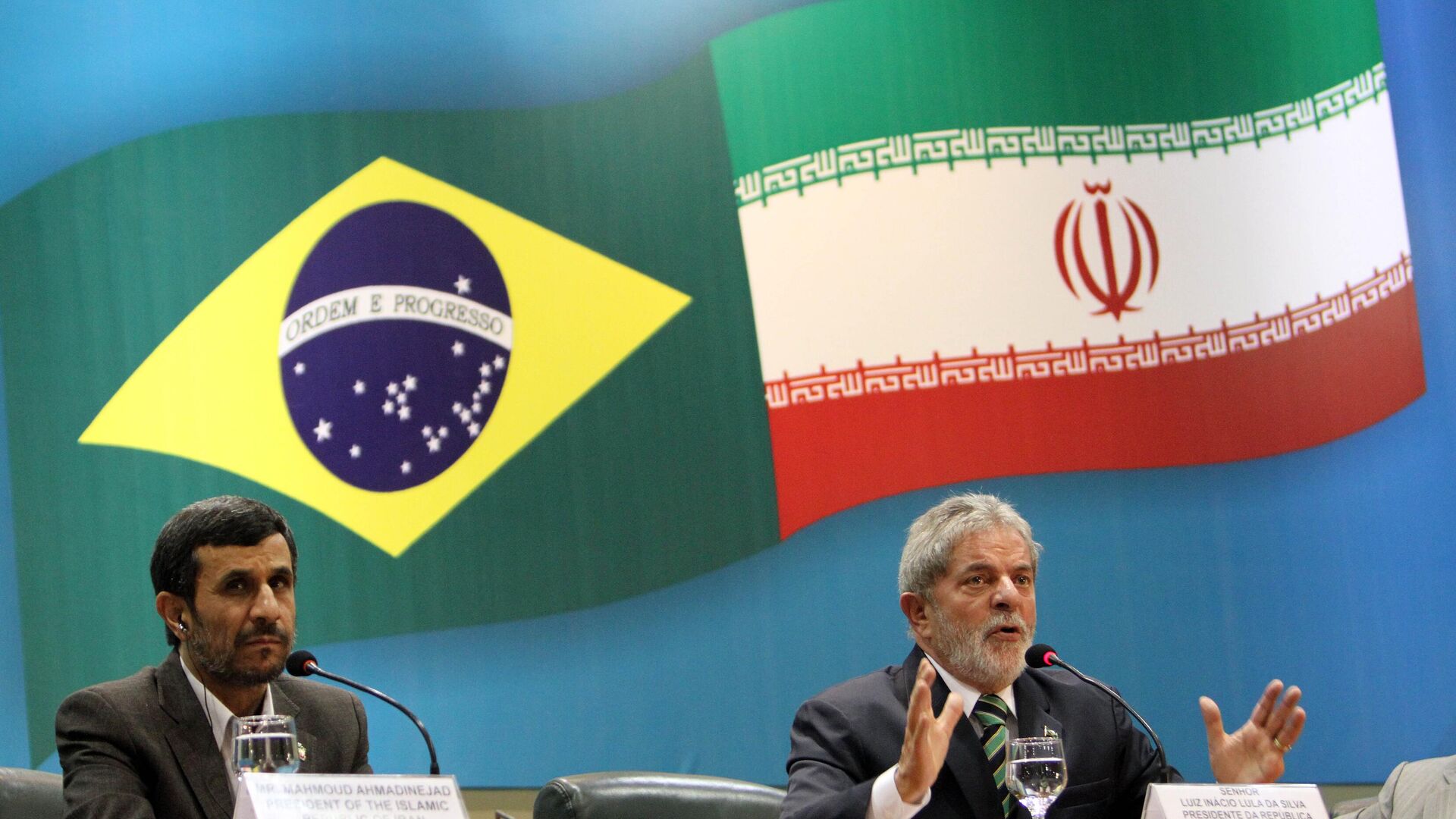 O presidente brasileiro Luiz Inácio Lula da Silva, à direita, fala enquanto o presidente iraniano Mahmoud Ahmadinejad ouve durante uma reunião em Brasília, 23 de novembro de 2009 (foto de arquivo) O presidente brasileiro Luiz Inácio Lula da Silva, à direita, fala enquanto o presidente iraniano Mahmoud Ahmadinejad ouve durante uma reunião em Brasília, 23 de novembro de 2009 (foto de arquivo) - Sputnik Brasil, 1920, 27.06.2025