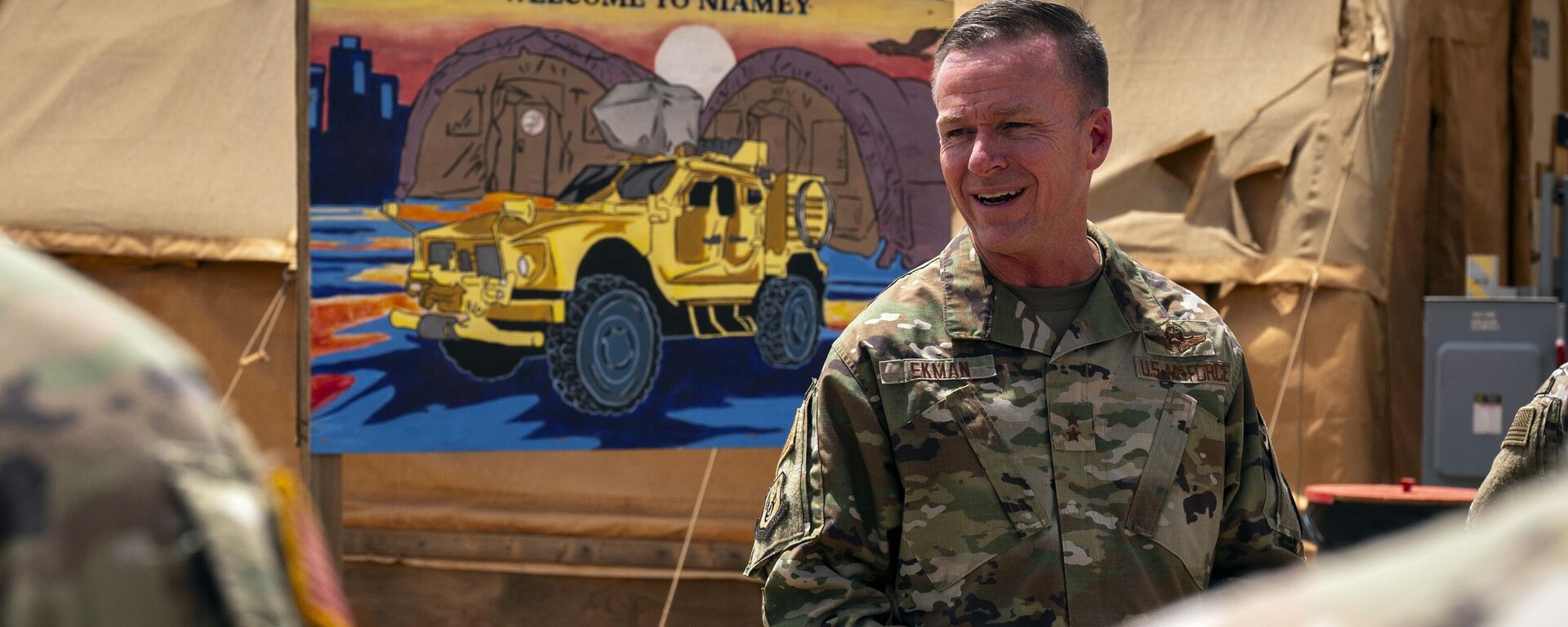 Militares norte-americanos em base aérea mostram novos veículos militares enviados pelos EUA à região. Níger, 30 de maio de 2024 - Sputnik Brasil, 1920, 27.06.2025