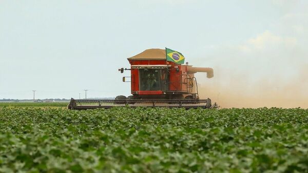 Colheitadeira (imagem de referência) - Sputnik Brasil