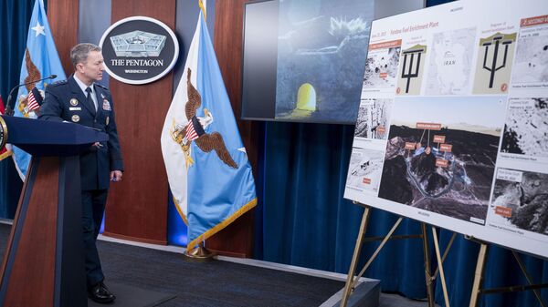 O presidente do Estado-Maior Conjunto, general Dan Caine, assiste a um vídeo de teste da arma usada no ataque à usina iraniana de enriquecimento de combustível de Fordow durante uma coletiva de imprensa no Pentágono, quinta-feira, 26 de junho de 2025, em Washington - Sputnik Brasil