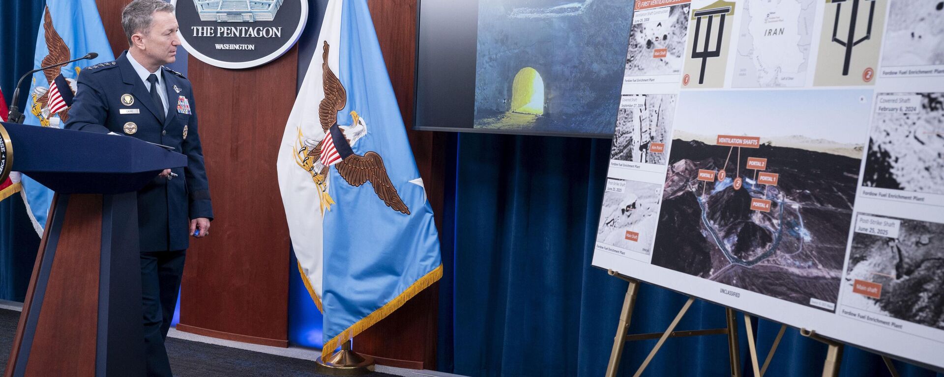 O presidente do Estado-Maior Conjunto, general Dan Caine, assiste a um vídeo de teste da arma usada no ataque à usina iraniana de enriquecimento de combustível de Fordow durante uma coletiva de imprensa no Pentágono, quinta-feira, 26 de junho de 2025, em Washington - Sputnik Brasil, 1920, 28.06.2025
