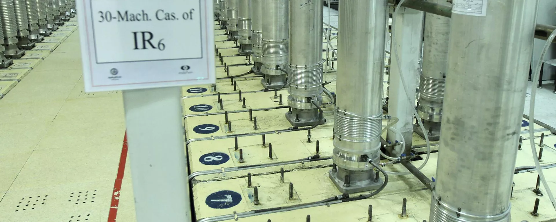 Esta foto divulgada em 5 de novembro de 2019 pela Organização de Energia Atômica do Irã mostra máquinas centrífugas na instalação de enriquecimento de urânio de Natanz, perto de Natanz, Irã - Sputnik Brasil, 1920, 16.02.2026