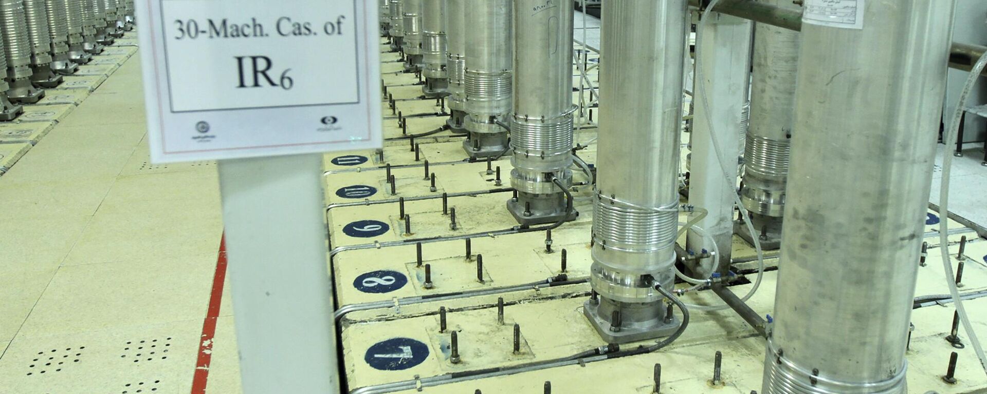 Esta foto divulgada em 5 de novembro de 2019 pela Organização de Energia Atômica do Irã mostra máquinas centrífugas na instalação de enriquecimento de urânio de Natanz, perto de Natanz, Irã - Sputnik Brasil, 1920, 16.02.2026
