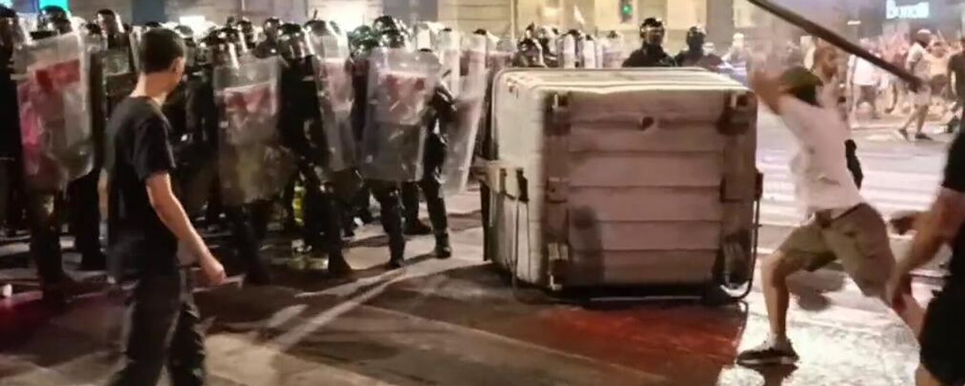 Protestos no centro de Belgrado, capital da Sérvia, na noite deste sábado (28) - Sputnik Brasil, 1920, 28.06.2025
