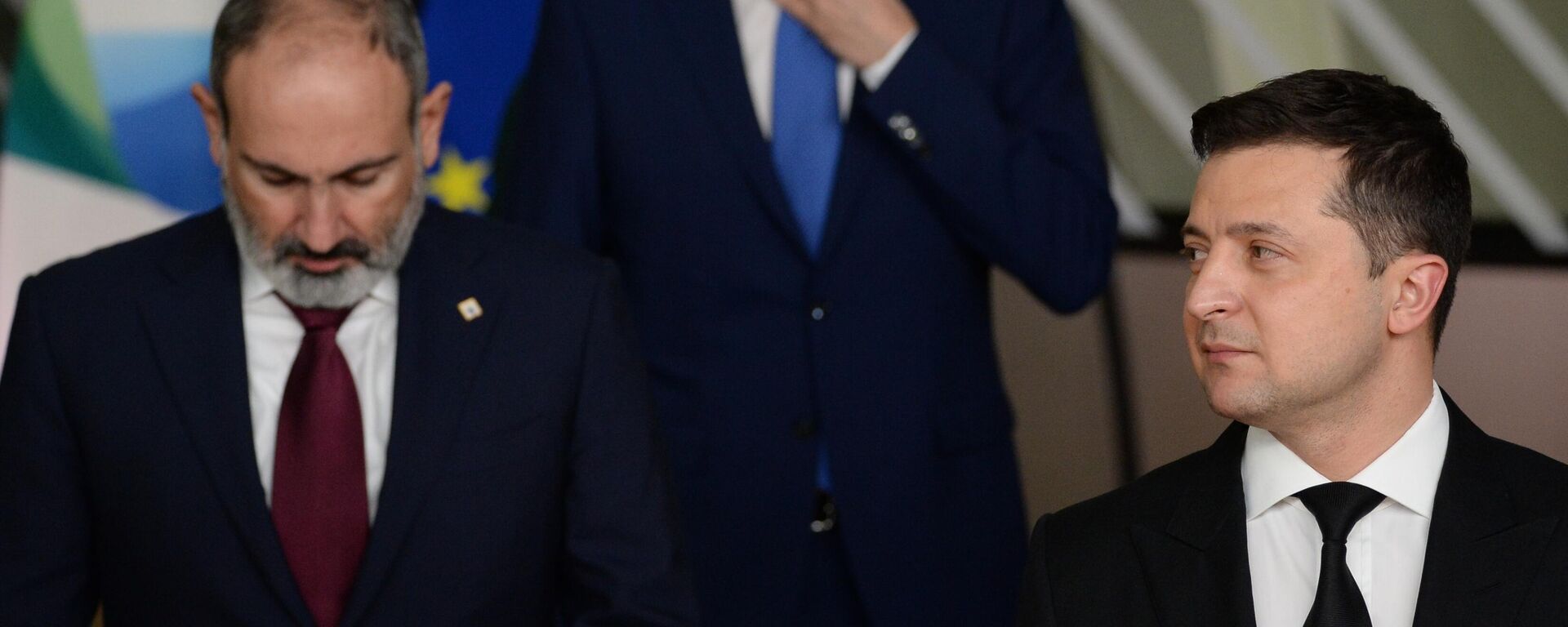 O primeiro-ministro armênio Nikol Pashinyan (à esq.) e o presidente ucraniano Vladimir Zelensky (à dir.) na cúpula da Parceria Oriental da União Europeia, em Bruxelas, na Bélgica. 15 de dezembro de 2021 - Sputnik Brasil, 1920, 28.06.2025