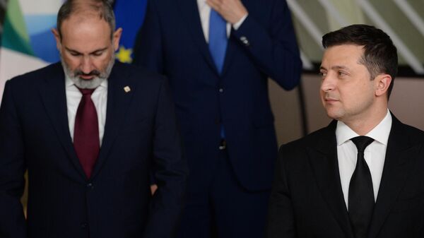 O primeiro-ministro armênio Nikol Pashinyan (à esq.) e o presidente ucraniano Vladimir Zelensky (à dir.) na cúpula da Parceria Oriental da União Europeia, em Bruxelas, na Bélgica. 15 de dezembro de 2021 - Sputnik Brasil