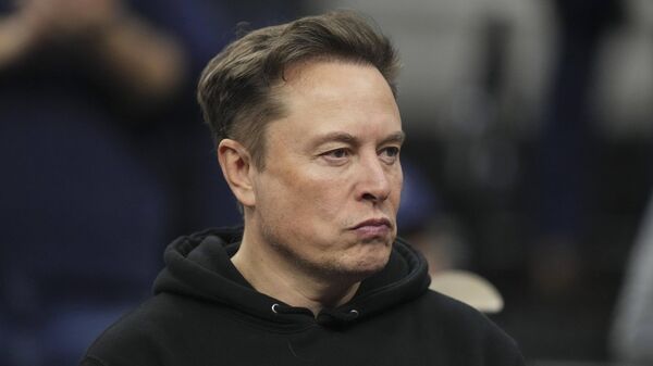 Elon Musk comparece à final do campeonato de luta livre da NCAA, na Filadélfia, 22 de março de 2025 - Sputnik Brasil