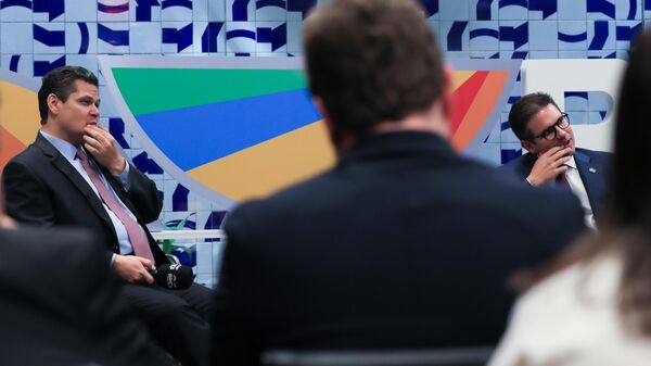 Presidentes do Congresso, David Alcolumbre (D) e da Câmara, Hugo Motta durante coletiva a imprensa, Brasília (DF), 5 de junho de 2025 - Sputnik Brasil