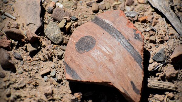 Fragmentos de copos keru — usados ​​para beber chicha, uma cerveja tradicional de milho, durante festas e celebrações agrícolas — sugerem que o templo, localizado no topo de uma colina na Bolívia, era usado como um centro comercial da civilização Tiwanaku - Sputnik Brasil