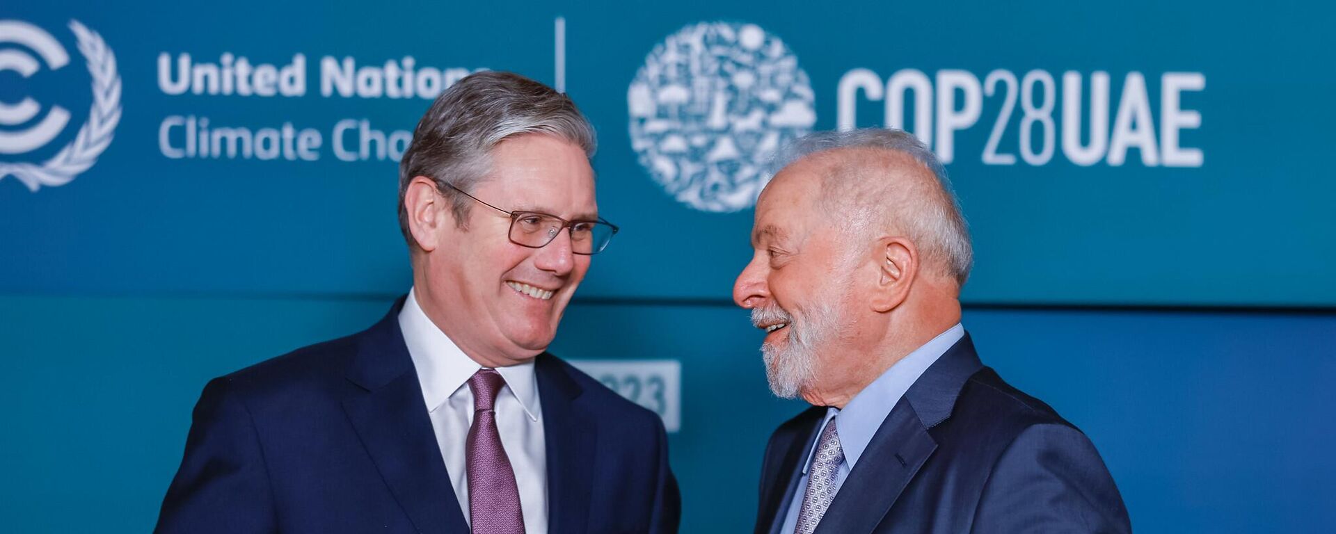 Keir Starmer e Luiz Inácio Lula da Silva durante encontro na Expo City Dubai. Emirados Árabes Unidos, 2 de dezembro de 2023 - Sputnik Brasil, 1920, 01.07.2025