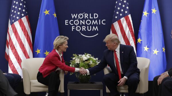 Presidente dos Estados Unidos, Donald Trump (à esq.), em encontro com a presidente da Comissão Europeia, Usula von Der Leyen, no Fórum Econômico Mundial, em Davos, na Suíça, em 21 de janeiro de 2020 - Sputnik Brasil