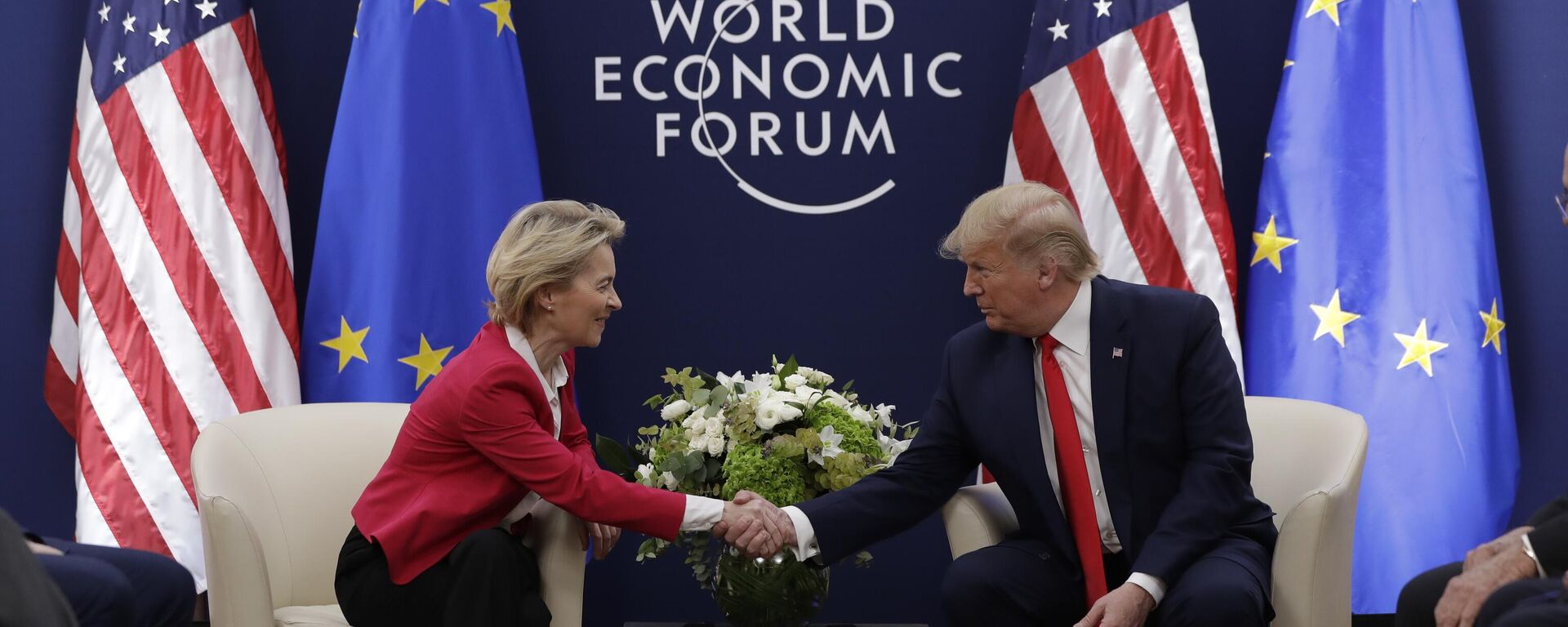 Presidente dos Estados Unidos, Donald Trump (à esq.), em encontro com a presidente da Comissão Europeia, Usula von Der Leyen, no Fórum Econômico Mundial, em Davos, na Suíça, em 21 de janeiro de 2020 - Sputnik Brasil, 1920, 28.07.2025