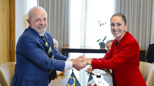 O presidente Luiz Inácio Lula da Silva durante encontro bilateral com presidente do México, Claudia Sheinbaum, Honduras, 9 de abril de 2025 - Sputnik Brasil