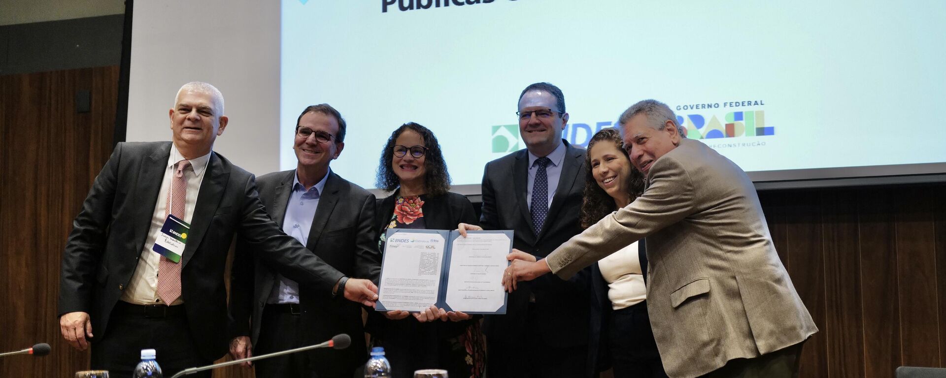 Autoridades assinam acordo que pretende viabilizar a construção do maior data center da América Latina. Rio de Janeiro, 1º de junho de 2025 - Sputnik Brasil, 1920, 01.07.2025