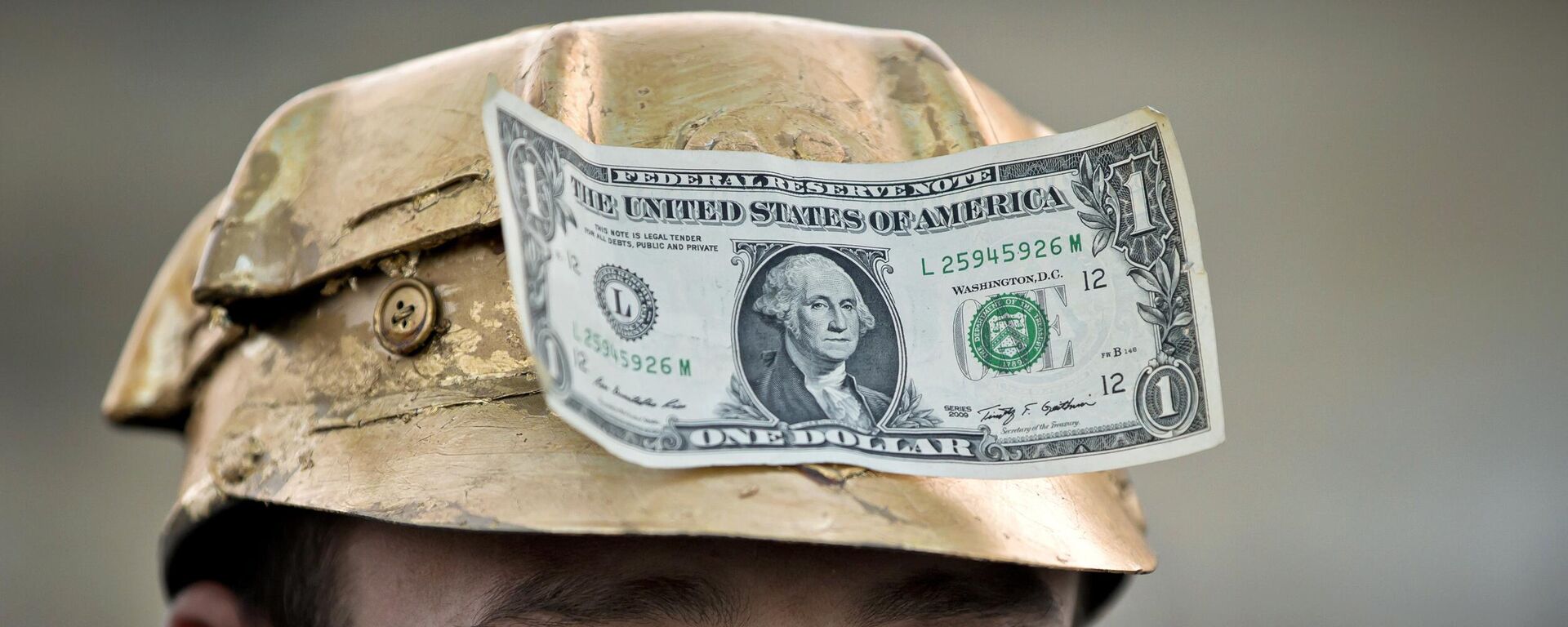 Manifestante usa nota de dólar em um capacete de mineiro pintado na cor dourada durante protesto em Bucareste. Romênia, 21 de setembro de 2013 - Sputnik Brasil, 1920, 03.07.2025