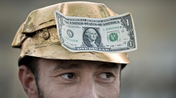 Manifestante usa nota de dólar em um capacete de mineiro pintado na cor dourada durante protesto em Bucareste. Romênia, 21 de setembro de 2013 - Sputnik Brasil