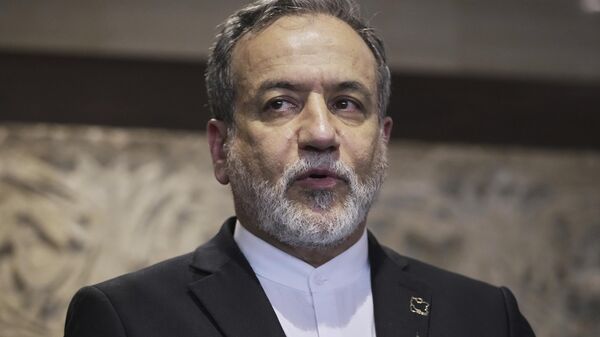 O ministro das Relações Exteriores iraniano, Abbas Araghchi, fala com jornalistas em Beirute, 3 de junho de 2025 - Sputnik Brasil