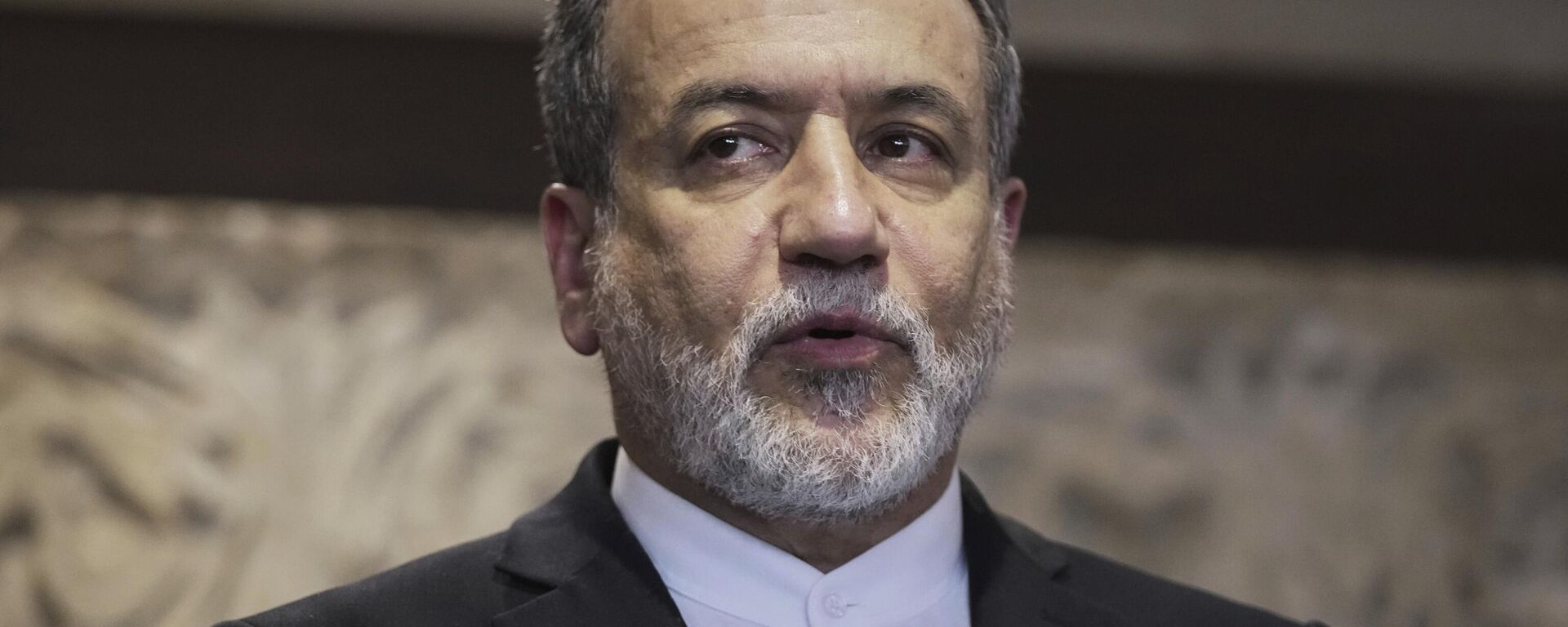 O ministro das Relações Exteriores iraniano, Abbas Araghchi, fala com jornalistas em Beirute, 3 de junho de 2025 - Sputnik Brasil, 1920, 08.03.2026