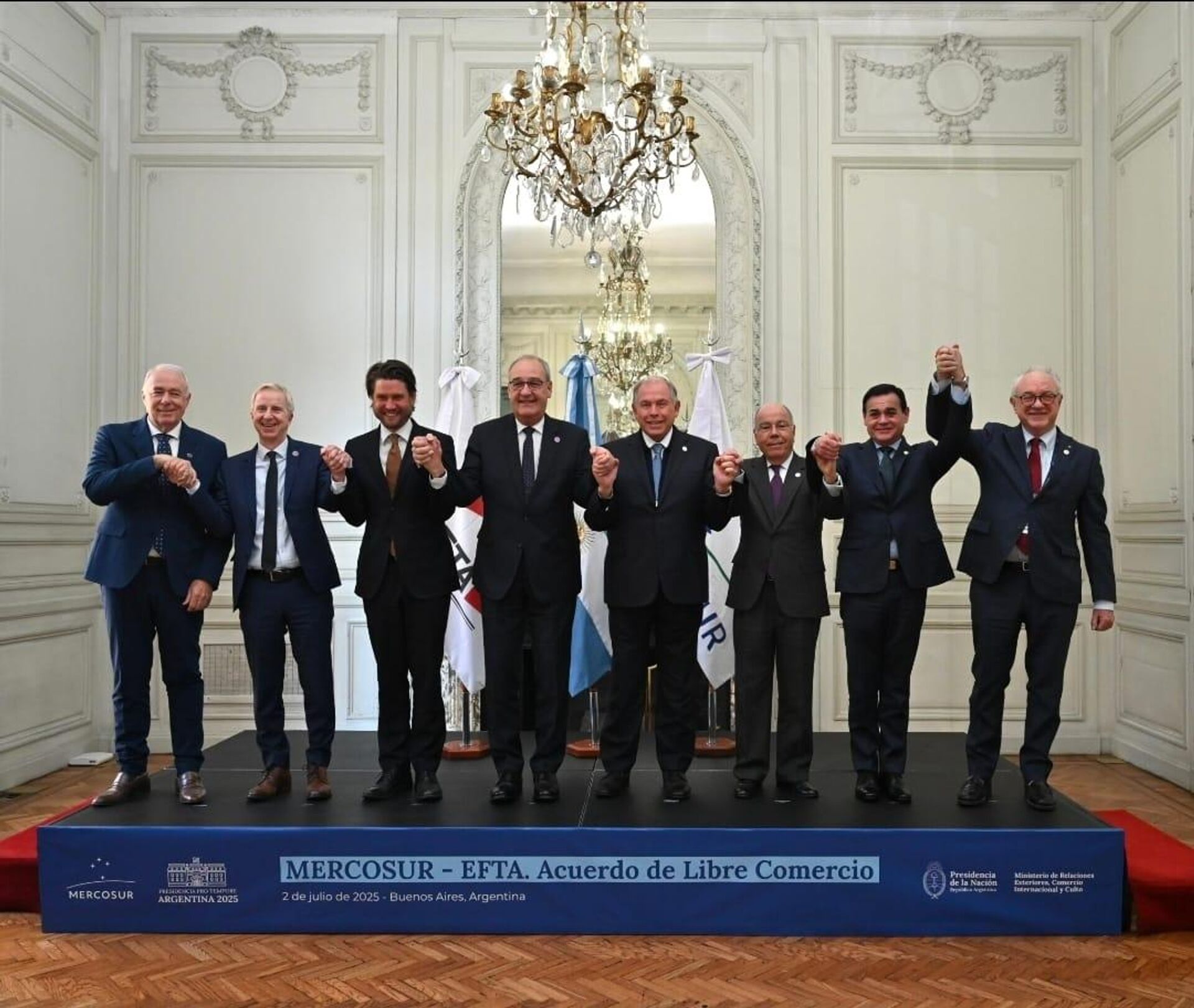 Representantes do Mercosul e da EFTA comemoram a celebração de um acordo de livre comércio entre os grupos. Buenos Aires, Argentina, 2 de julho de 2025