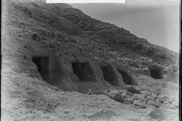 Túmulos escavados na rocha em Nuwayrat, contendo o recipiente de cerâmica que continha o vaso de cerâmica onde o indivíduo de Nuwayrat foi descoberto - Sputnik Brasil