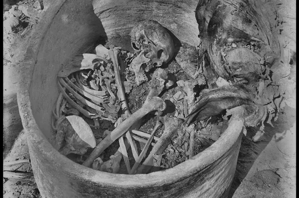 Vaso de cerâmica e restos arqueológicos do indivíduo Nuwayrat, conforme descoberto em 1902 - Sputnik Brasil