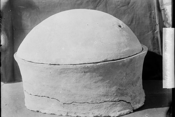 Vaso de cerâmica onde o indivíduo de Nuwayrat foi descoberto - Sputnik Brasil