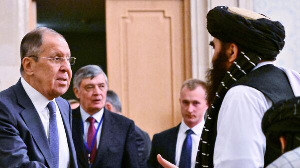 O ministro das Relações Exteriores da Rússia, Sergei Lavrov, e o então ministro das Relações Exteriores em exercício do Afeganistão, membro da liderança do movimento Talibã, Amir Khan Muttaqi, na sexta reunião do formato de Moscou de consultas sobre o Afeganistão, em 4 de outubro de 2024 - Sputnik Brasil