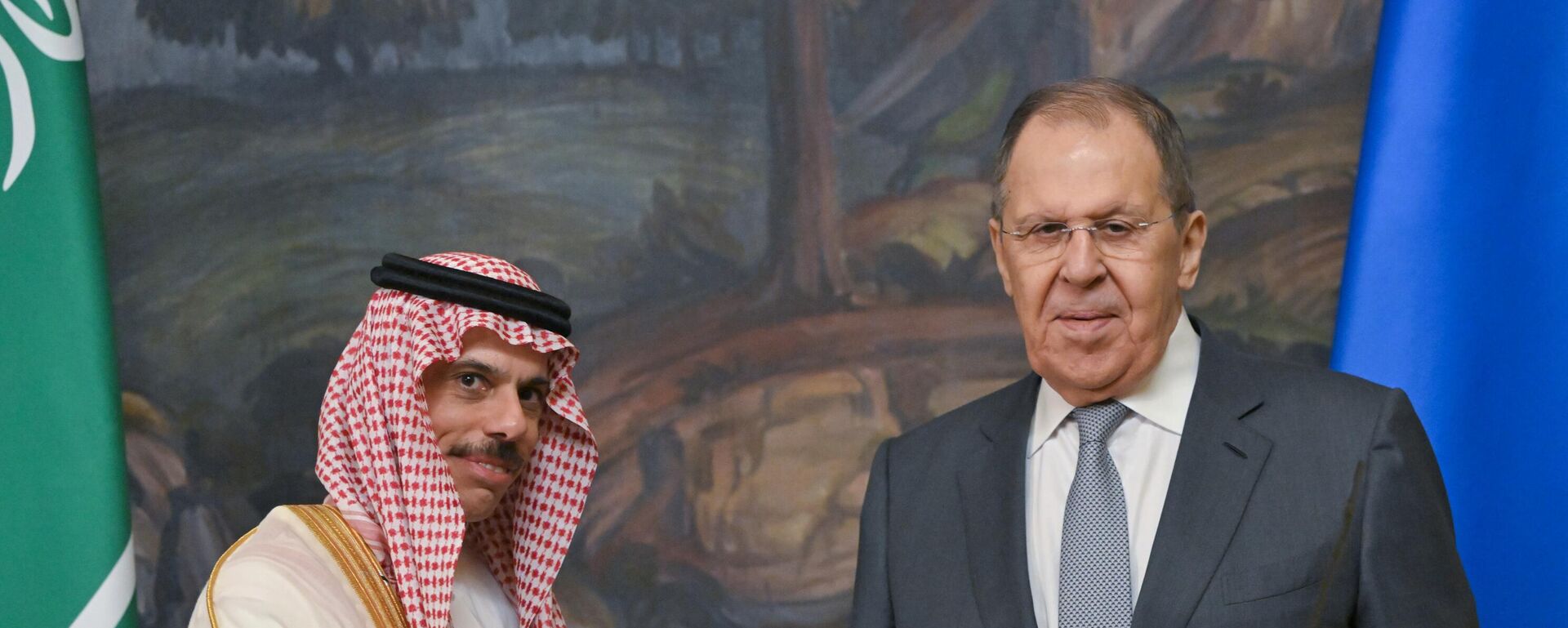 O chanceler russo Sergei Lavrov, durante conversa com seu homólogo da Arábia Saudita, Faisal bin Farhan al-Saud - Sputnik Brasil, 1920, 04.07.2025