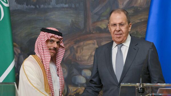 O chanceler russo Sergei Lavrov, durante conversa com seu homólogo da Arábia Saudita, Faisal bin Farhan al-Saud - Sputnik Brasil