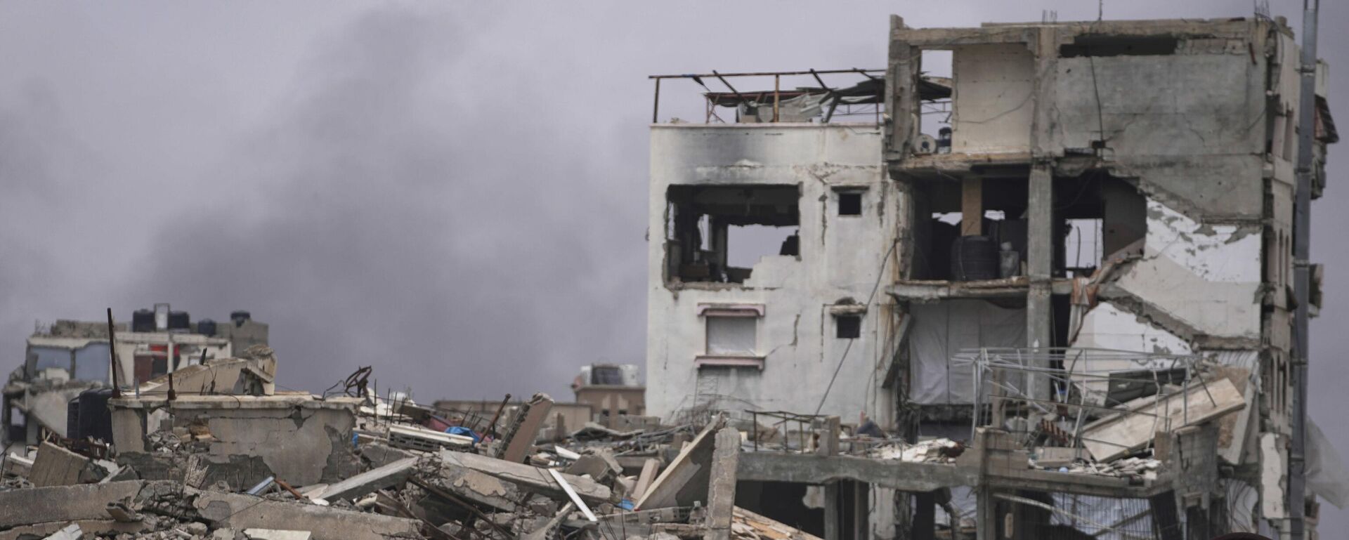 Palestinos deslocados fugindo de Beit Lahia em meio às operações militares israelenses na Faixa de Gaza. 18 de maio de 2025. - Sputnik Brasil, 1920, 07.09.2025