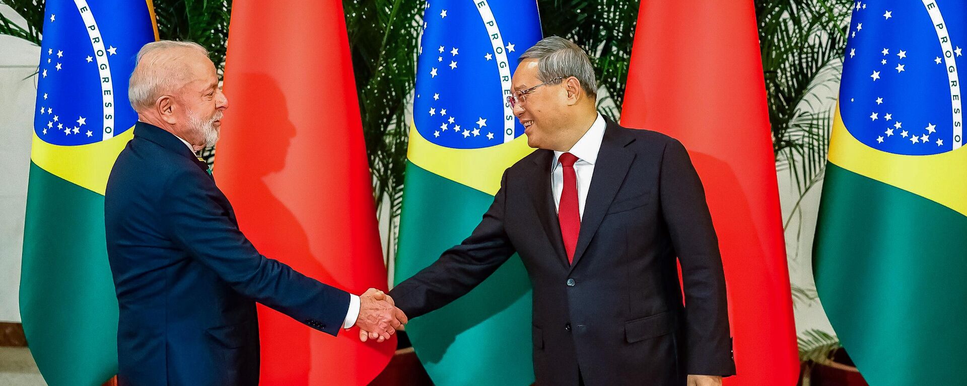 O presidente do Brasil, Luiz Inácio Lula da Silva, durante reunião com o primeiro-ministro da China, Li Qiang, no Grande Palácio do Povo, em Pequim. China, 13 de maio de 2025 - Sputnik Brasil, 1920, 23.07.2025