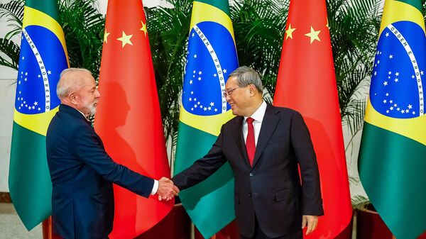O presidente do Brasil, Luiz Inácio Lula da Silva, durante reunião com o primeiro-ministro da China, Li Qiang, no Grande Palácio do Povo, em Pequim. China, 13 de maio de 2025 - Sputnik Brasil