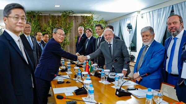 O primeiro-ministro chinês, Li Qiang, e o presidente do Brasil, Luiz Inácio Lula da Silva, apertam as mãos durante reunião bilateral no Rio de Janeiro, Brasil - Sputnik Brasil