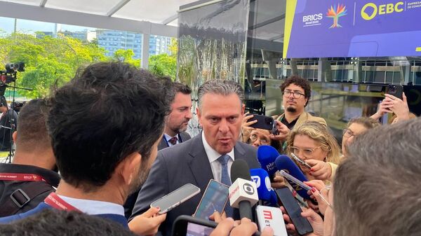 Ministro da Agricultura e Pecuária do Brasil, Carlos Fávaro durante entrevista coletiva em meio à cúpula do BRICS. Rio de Janeiro, Brasil, 6 de julho de 2025 - Sputnik Brasil
