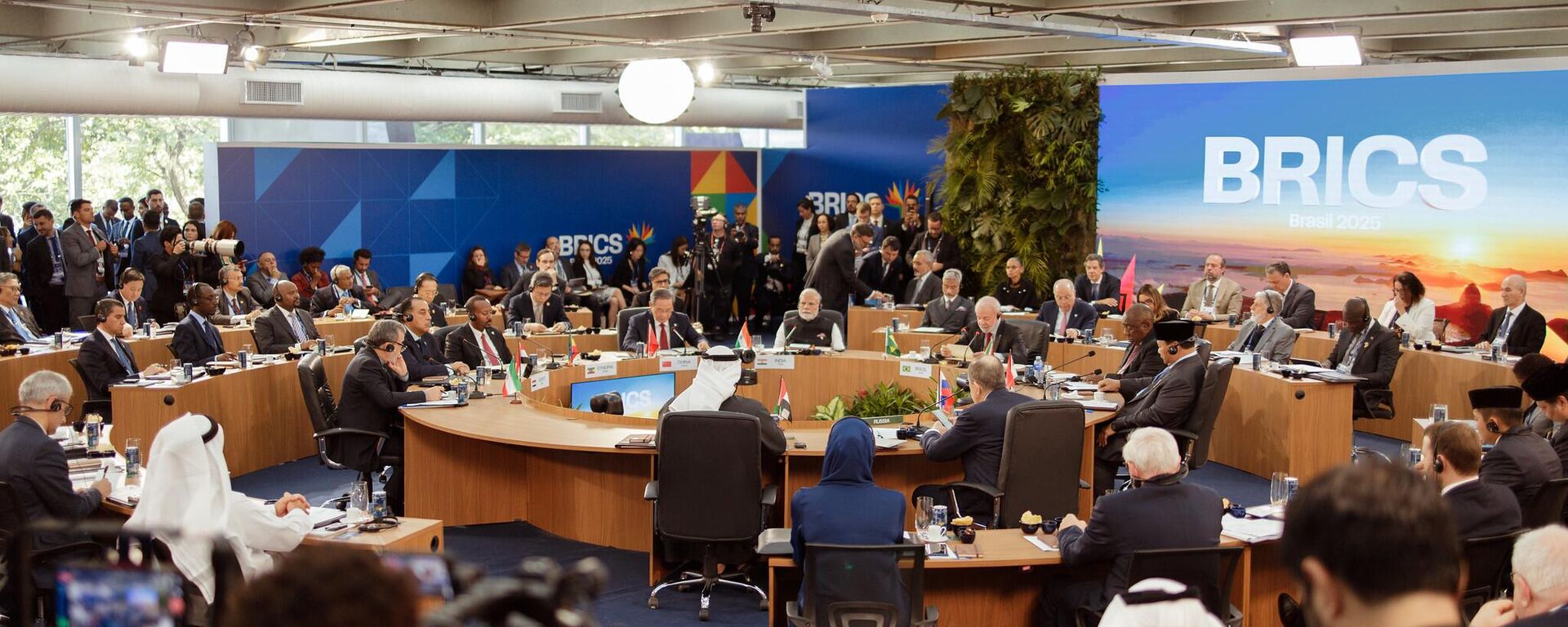 Encontro de autoridades internacionais no primeiro dia da 17ª reunião da Cúpula do BRICS no Rio de Janeiro - Sputnik Brasil, 1920, 04.11.2025